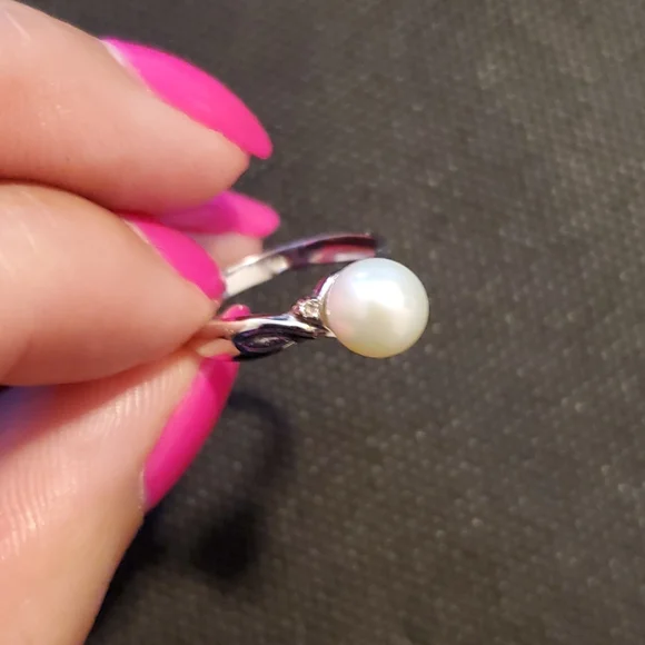 Macys Pearl 7MM and Diamond 14k White Gold Ring - Size 6 EUC
